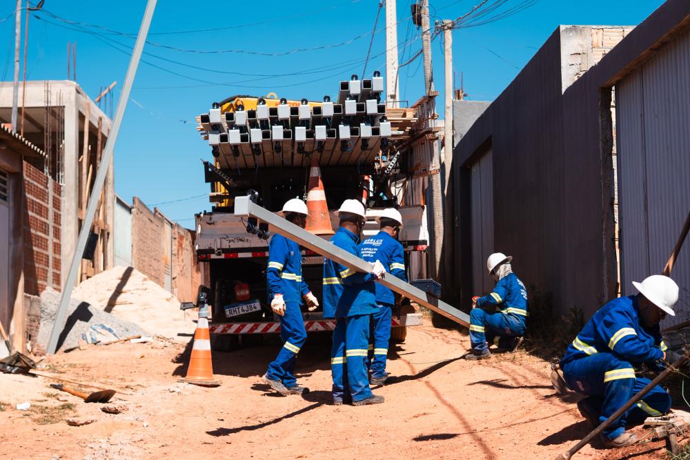 Capa da notícia: GDF inicia instalação de padrões elétricos em comunidades em regularização